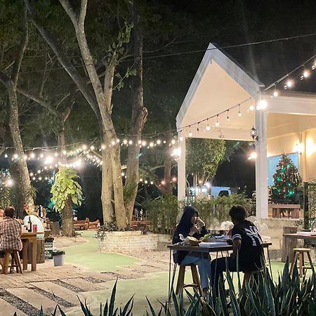 Rain Tree Cafe & Homestay Uthai Thani Esterno foto