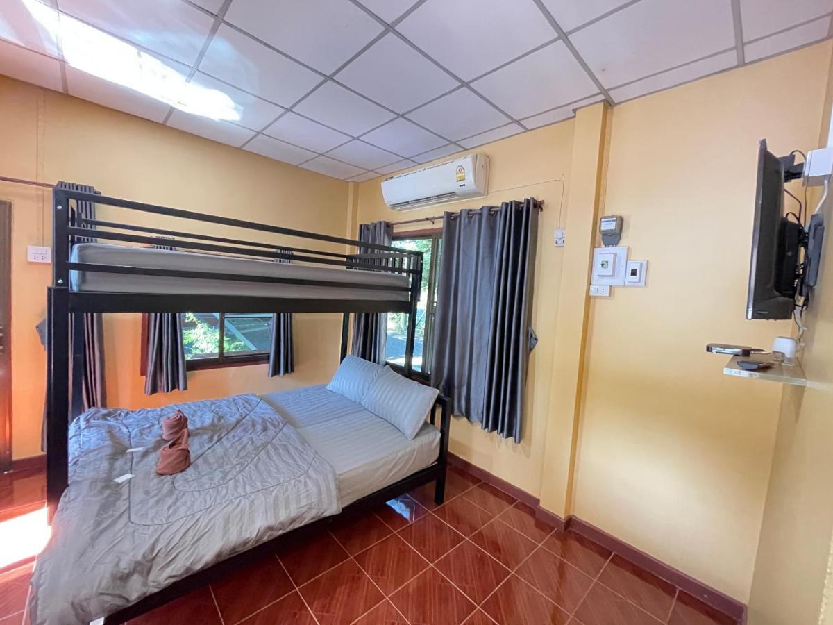 Rain Tree Cafe & Homestay Uthai Thani Esterno foto