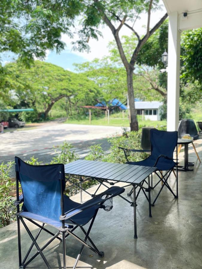 Rain Tree Cafe & Homestay Uthai Thani Esterno foto