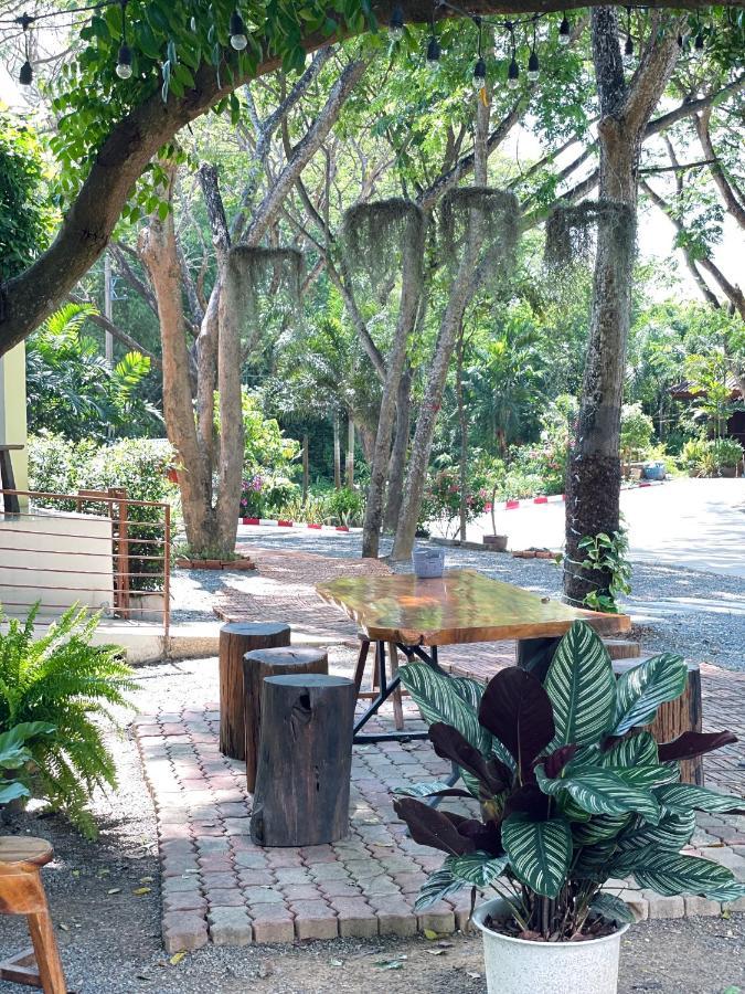 Rain Tree Cafe & Homestay Uthai Thani Esterno foto