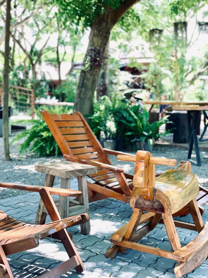 Rain Tree Cafe & Homestay Uthai Thani Esterno foto