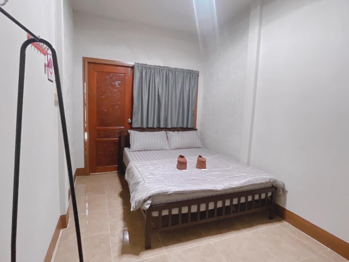 Rain Tree Cafe & Homestay Uthai Thani Esterno foto