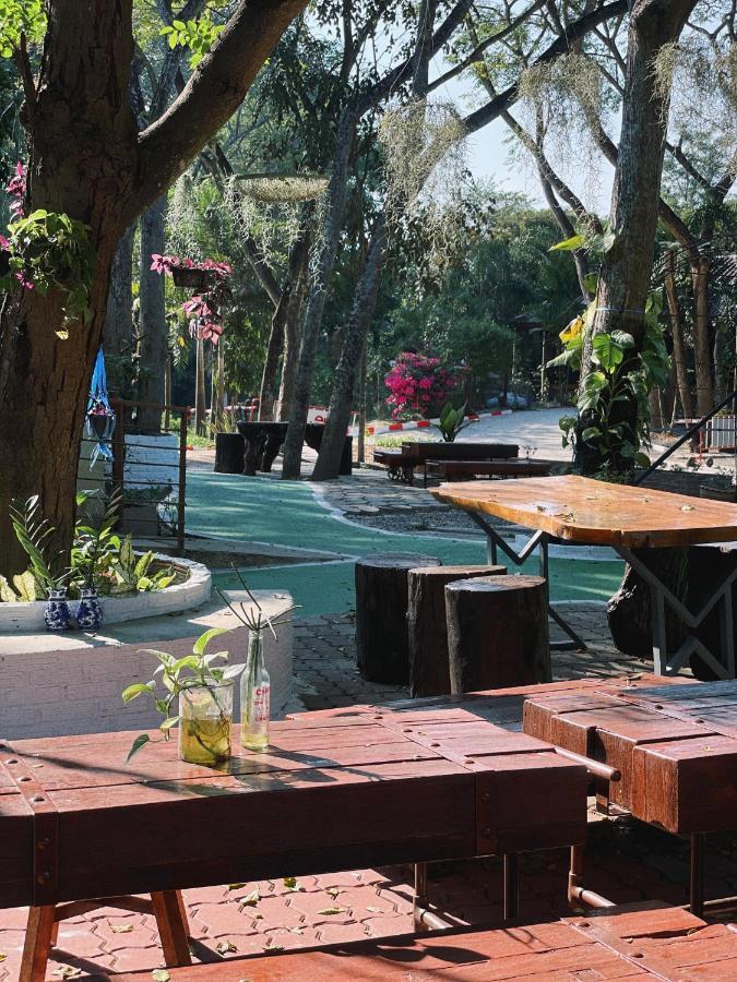Rain Tree Cafe & Homestay Uthai Thani Esterno foto