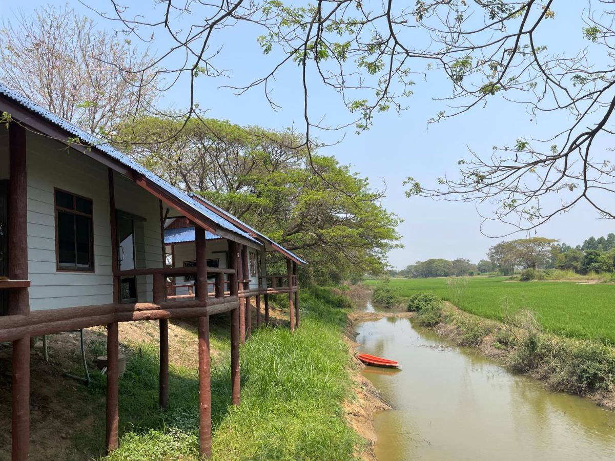 Rain Tree Cafe & Homestay Uthai Thani Esterno foto