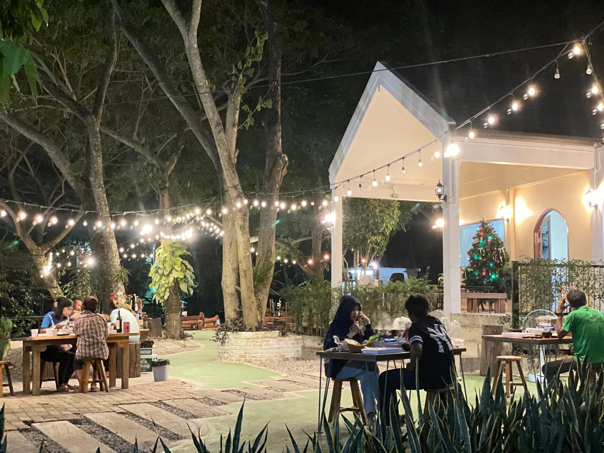 Rain Tree Cafe & Homestay Uthai Thani Esterno foto