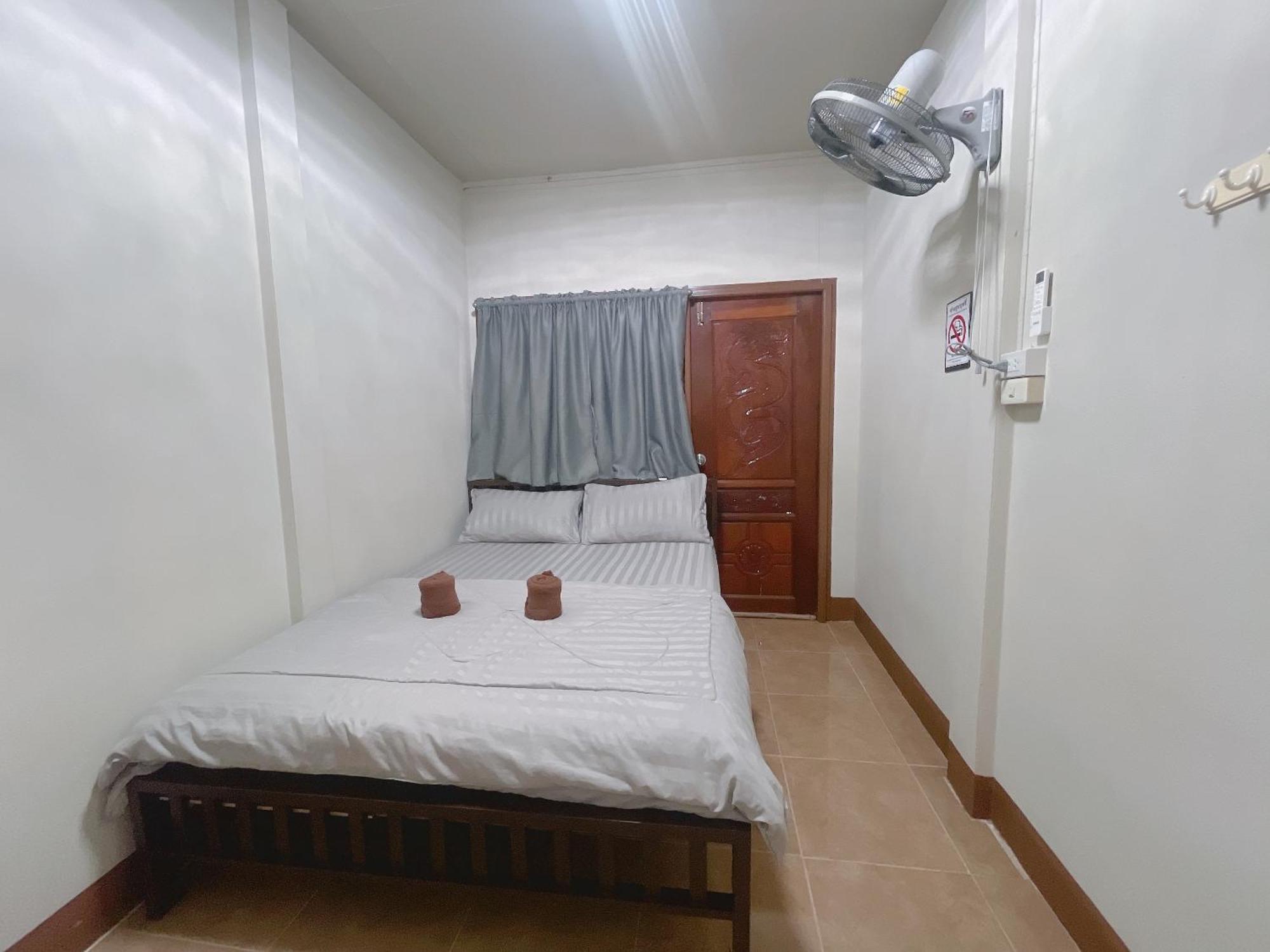 Rain Tree Cafe & Homestay Uthai Thani Esterno foto