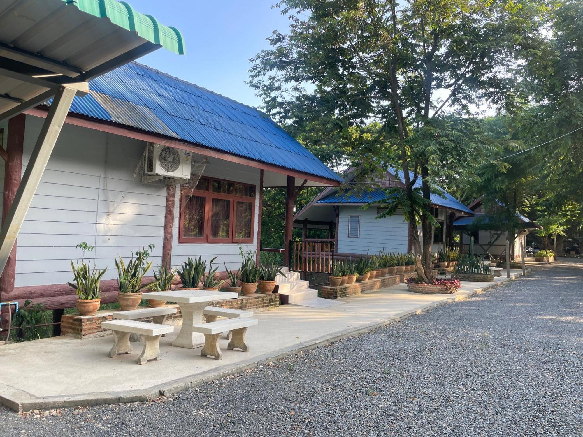 Rain Tree Cafe & Homestay Uthai Thani Esterno foto