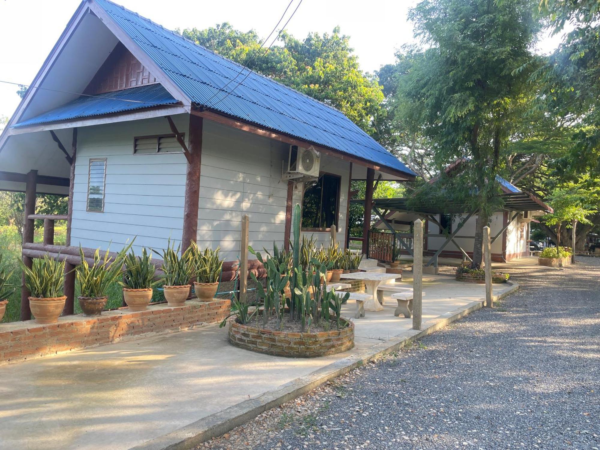 Rain Tree Cafe & Homestay Uthai Thani Esterno foto