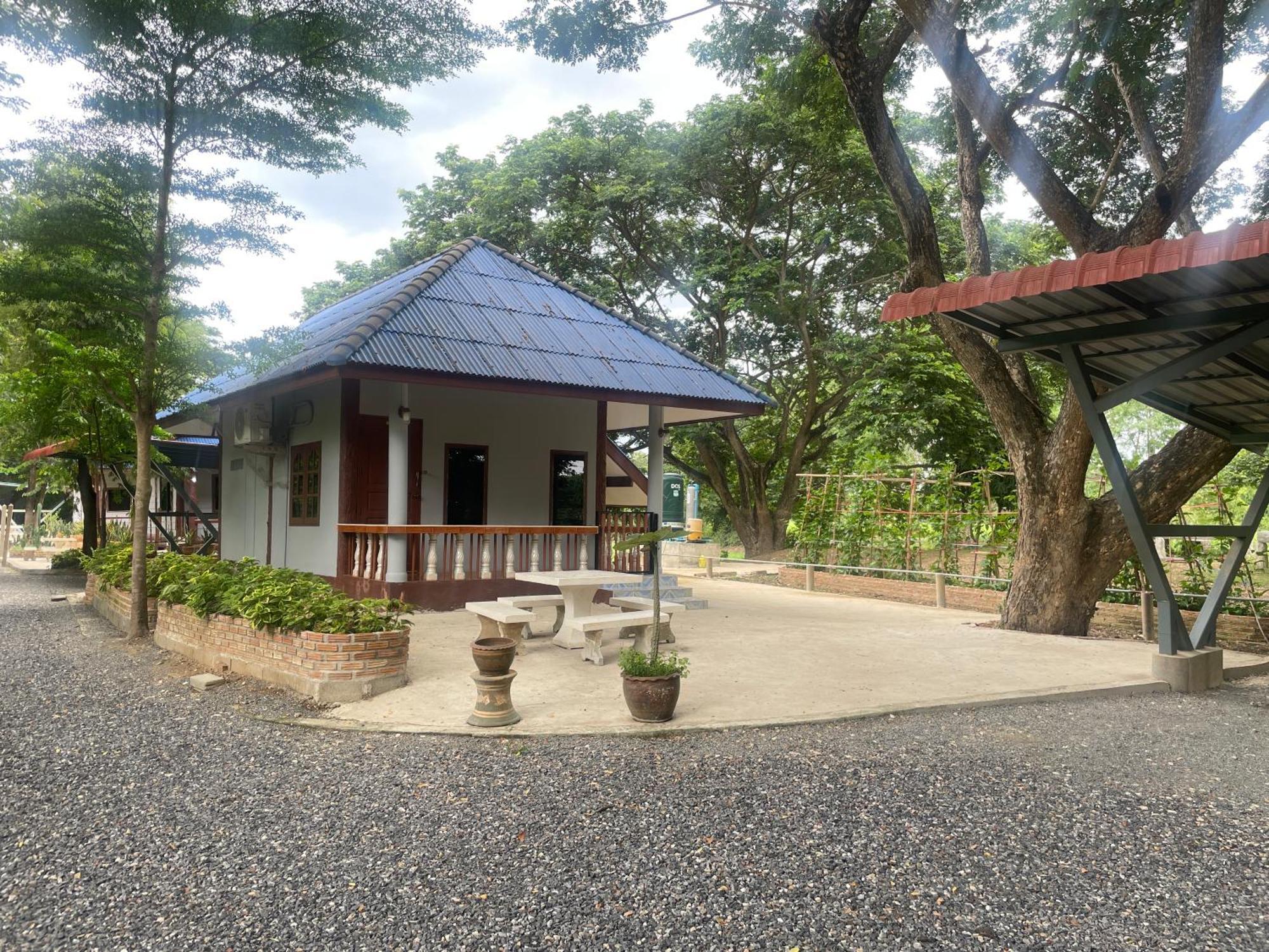 Rain Tree Cafe & Homestay Uthai Thani Esterno foto